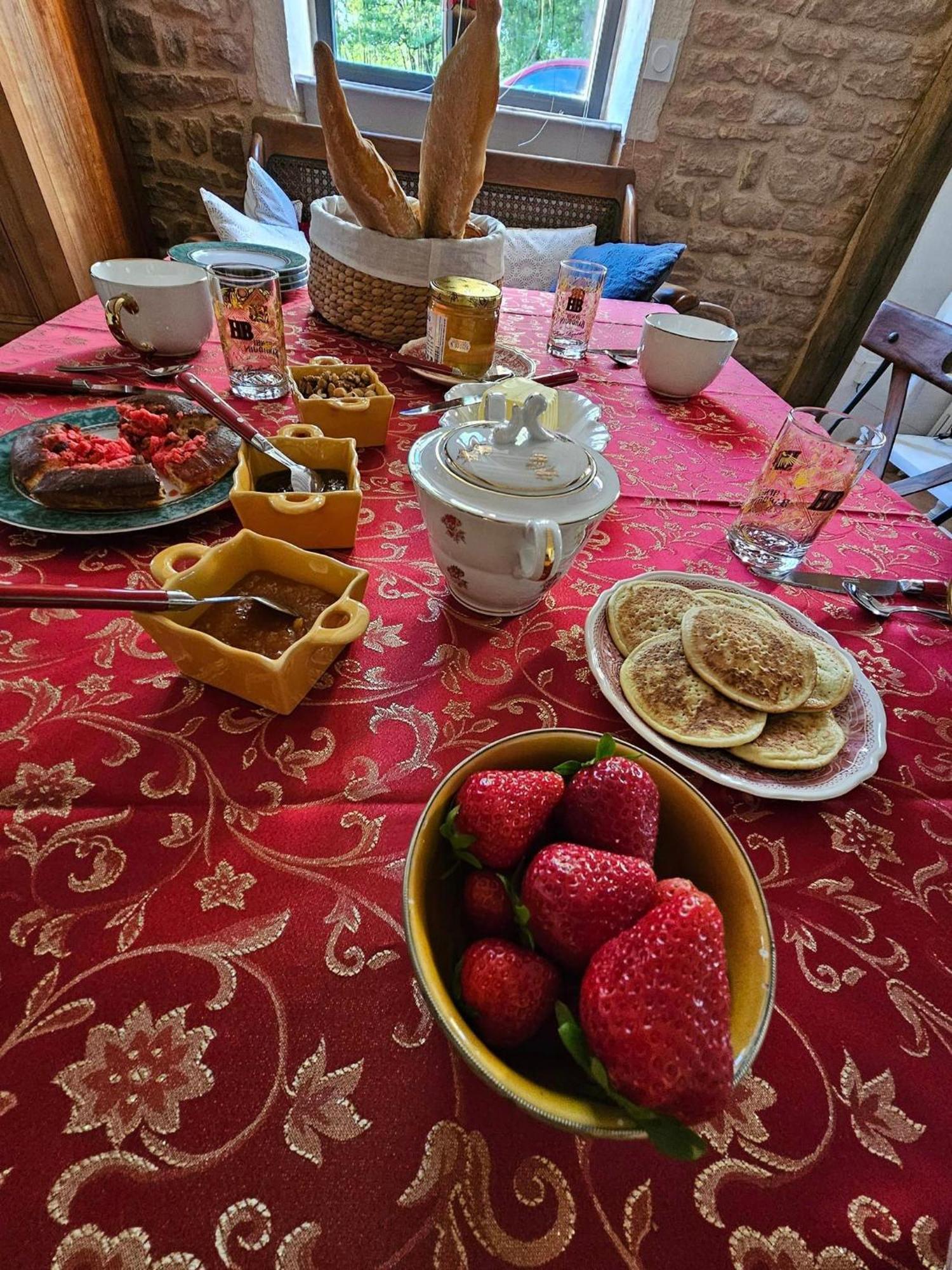 Le Moulin De Chazelle Bed & Breakfast Cormatin Bagian luar foto